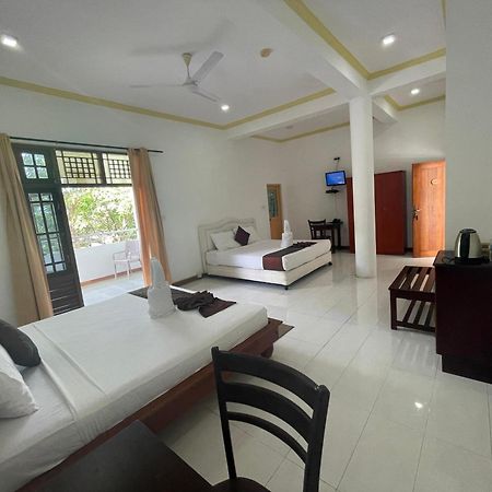 Hotel Sobana Lake Front Udawalawe Ngoại thất bức ảnh