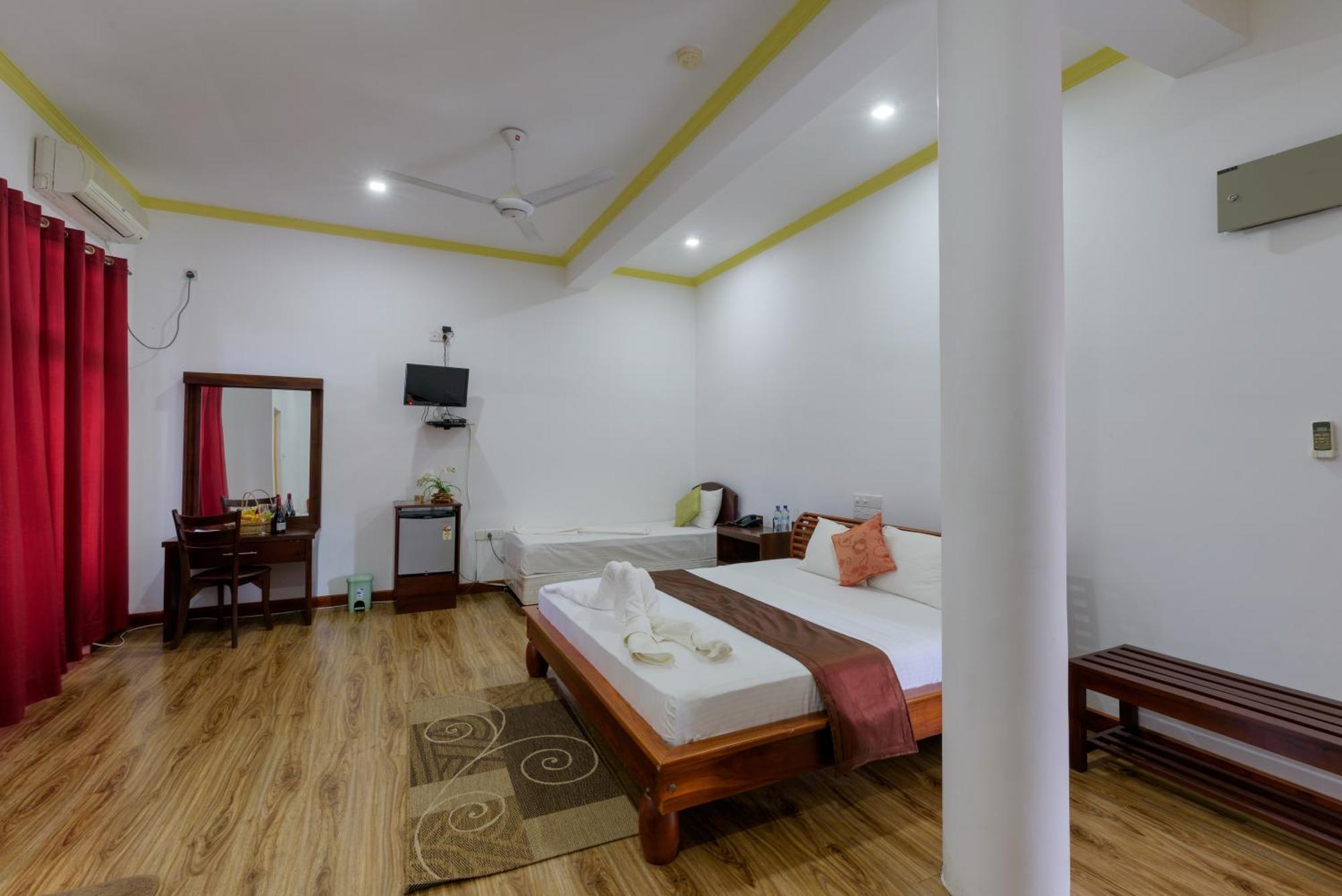 Hotel Sobana Lake Front Udawalawe Ngoại thất bức ảnh