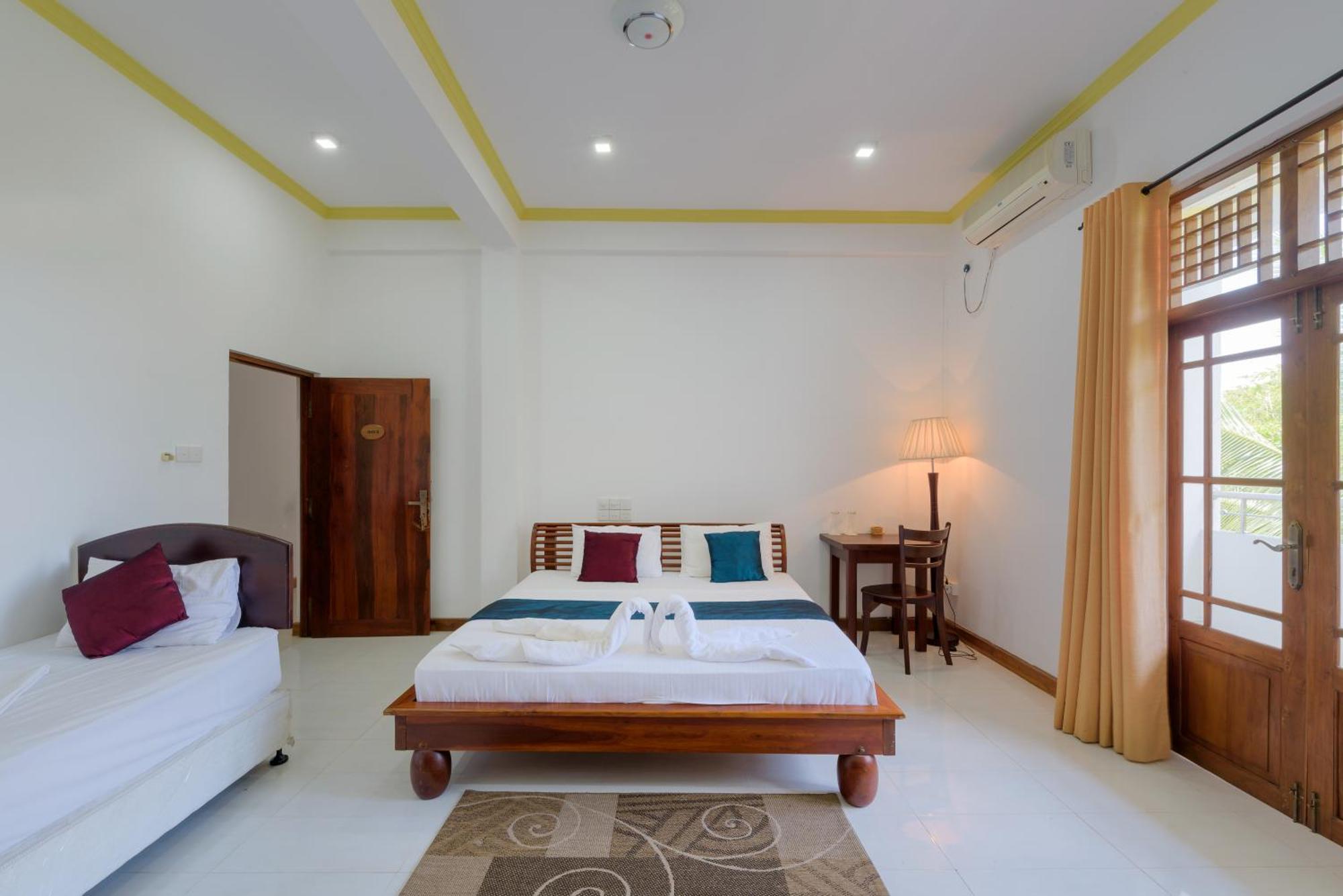 Hotel Sobana Lake Front Udawalawe Ngoại thất bức ảnh