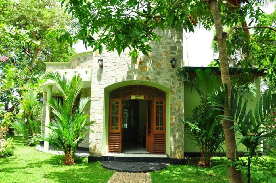 Hotel Sobana Lake Front Udawalawe Ngoại thất bức ảnh