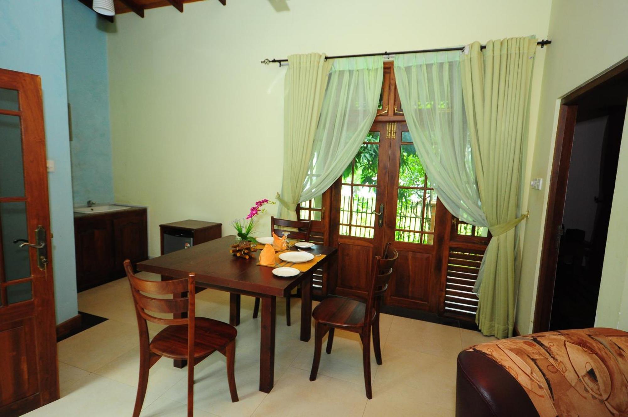 Hotel Sobana Lake Front Udawalawe Ngoại thất bức ảnh