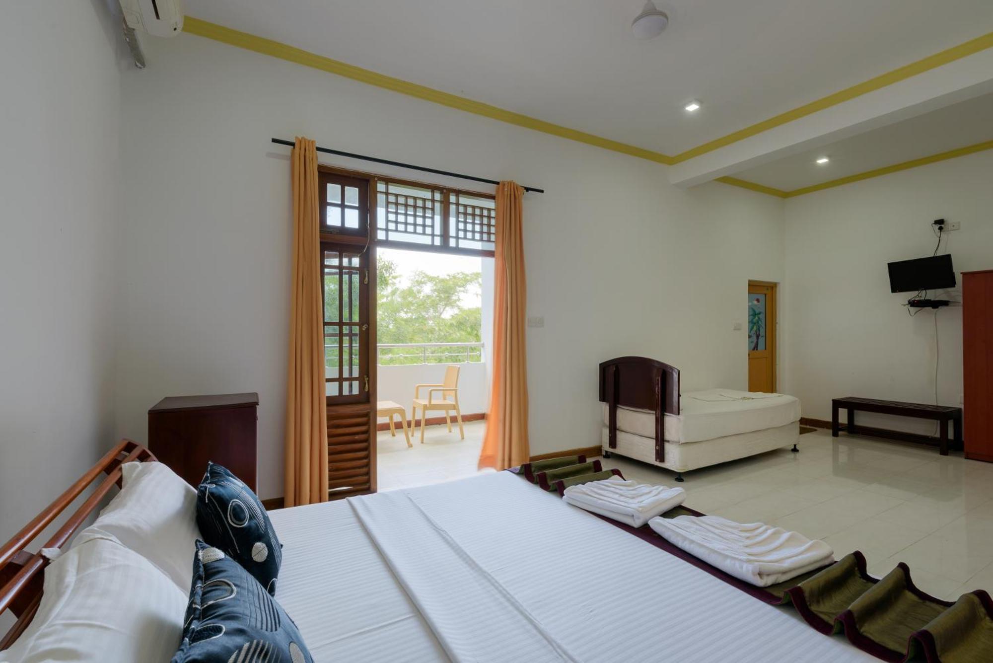 Hotel Sobana Lake Front Udawalawe Ngoại thất bức ảnh