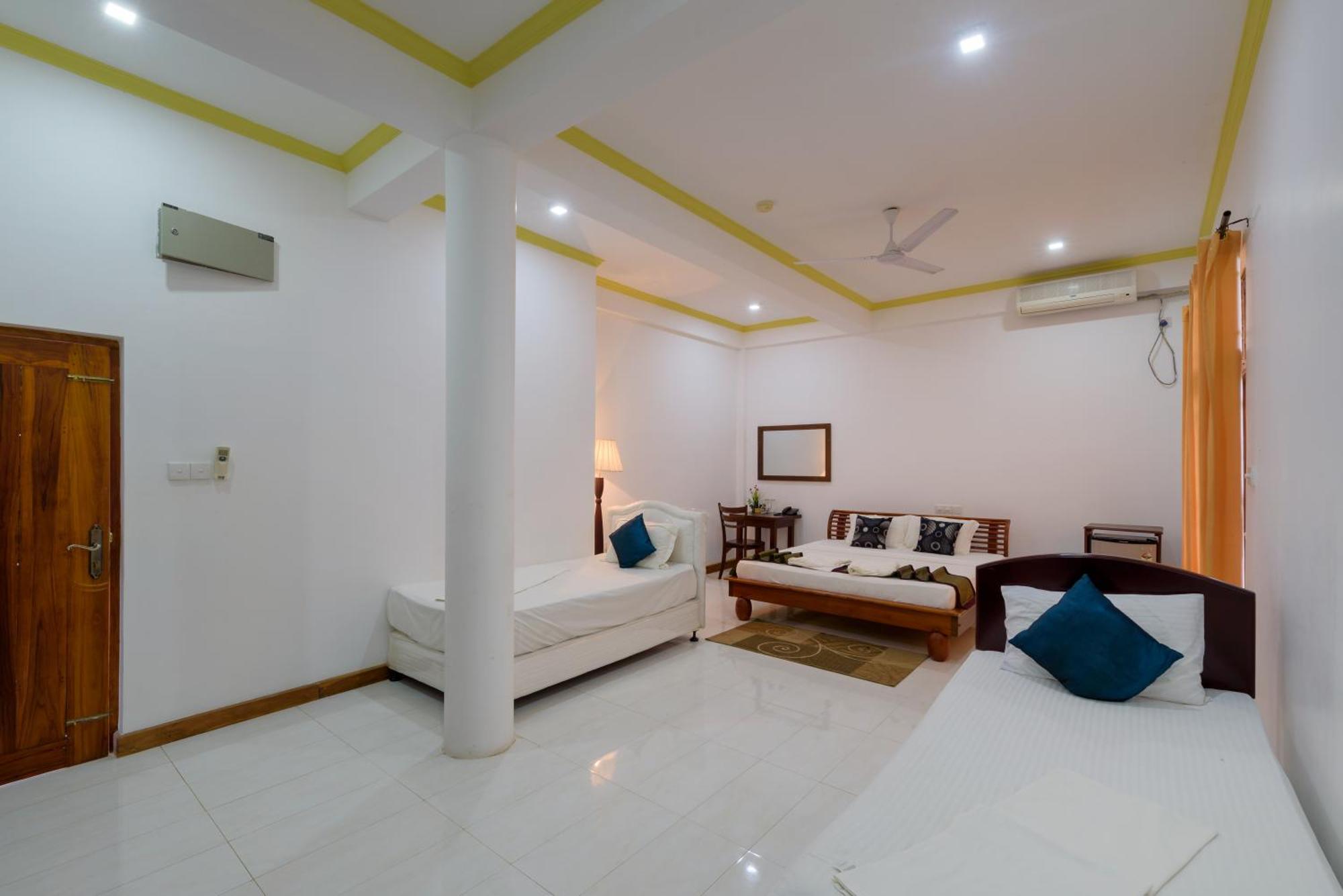 Hotel Sobana Lake Front Udawalawe Ngoại thất bức ảnh