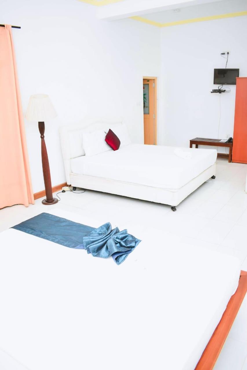 Hotel Sobana Lake Front Udawalawe Ngoại thất bức ảnh