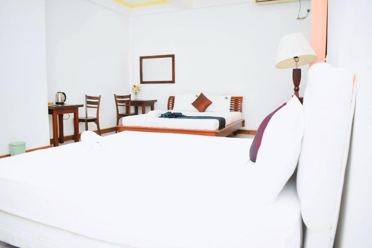 Hotel Sobana Lake Front Udawalawe Ngoại thất bức ảnh