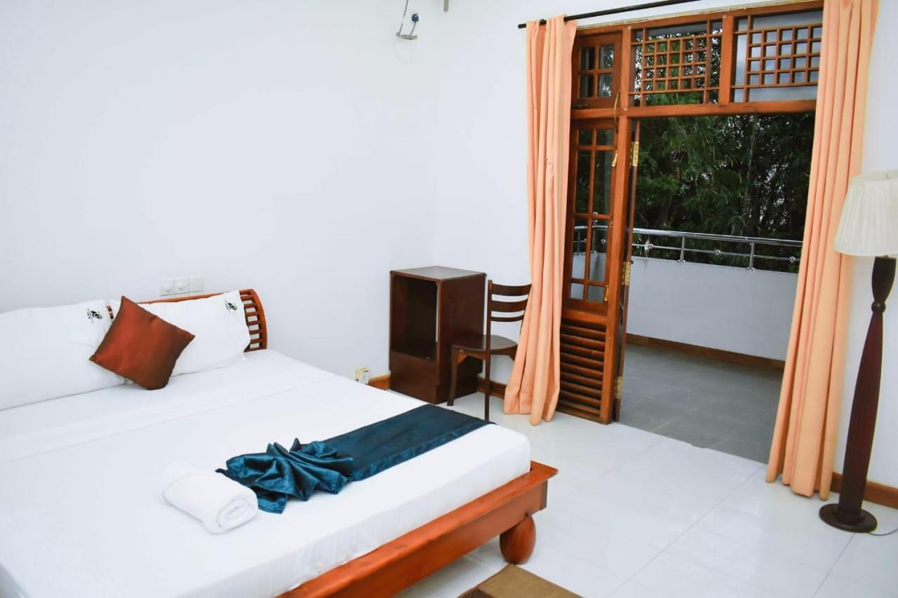 Hotel Sobana Lake Front Udawalawe Ngoại thất bức ảnh