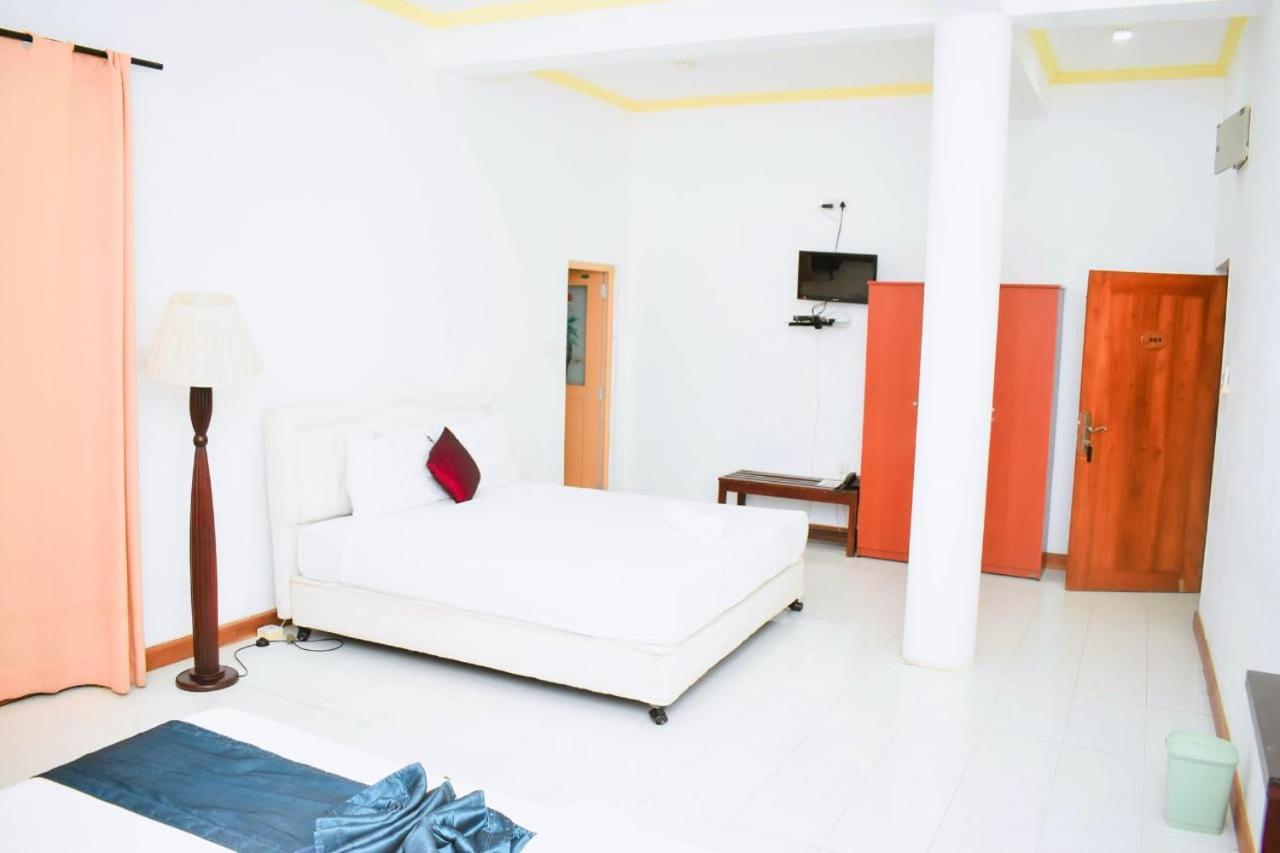 Hotel Sobana Lake Front Udawalawe Ngoại thất bức ảnh