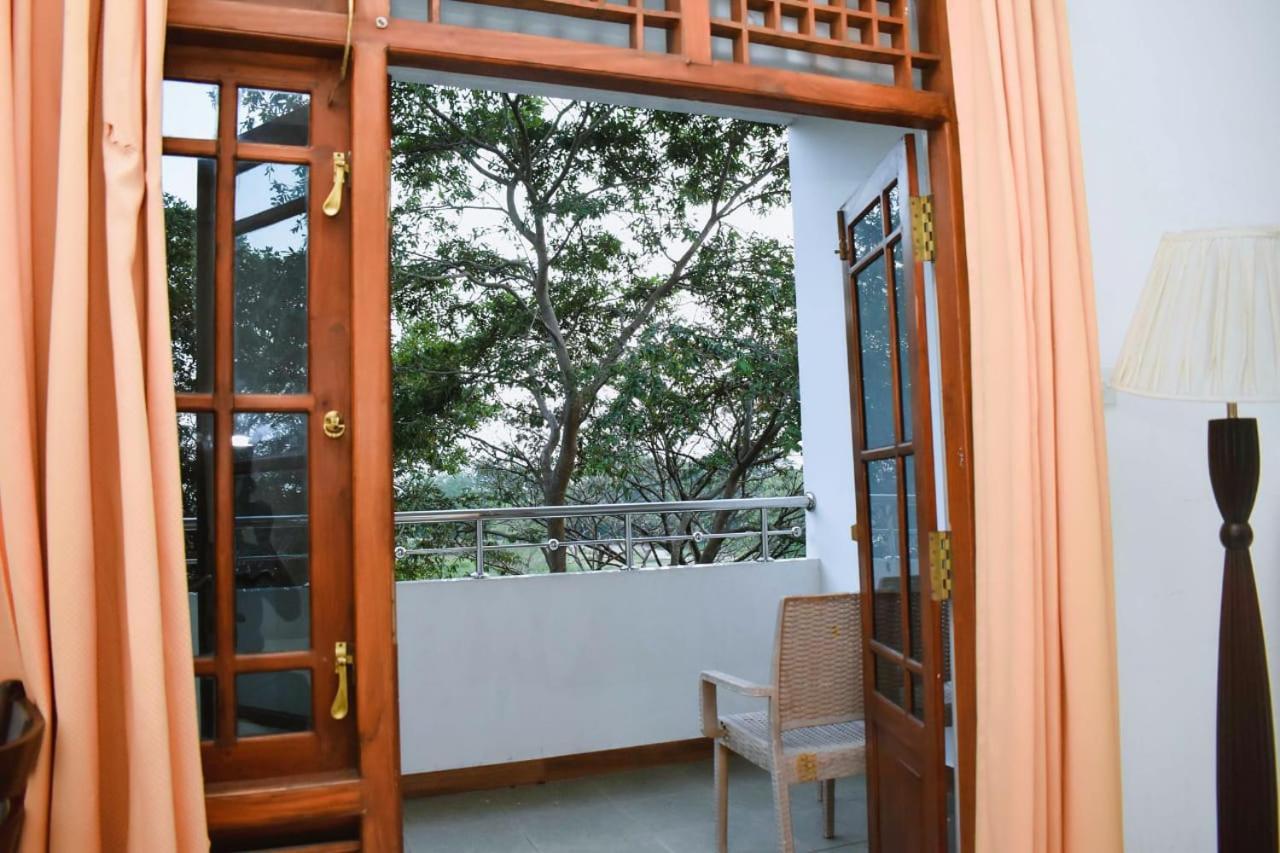 Hotel Sobana Lake Front Udawalawe Ngoại thất bức ảnh