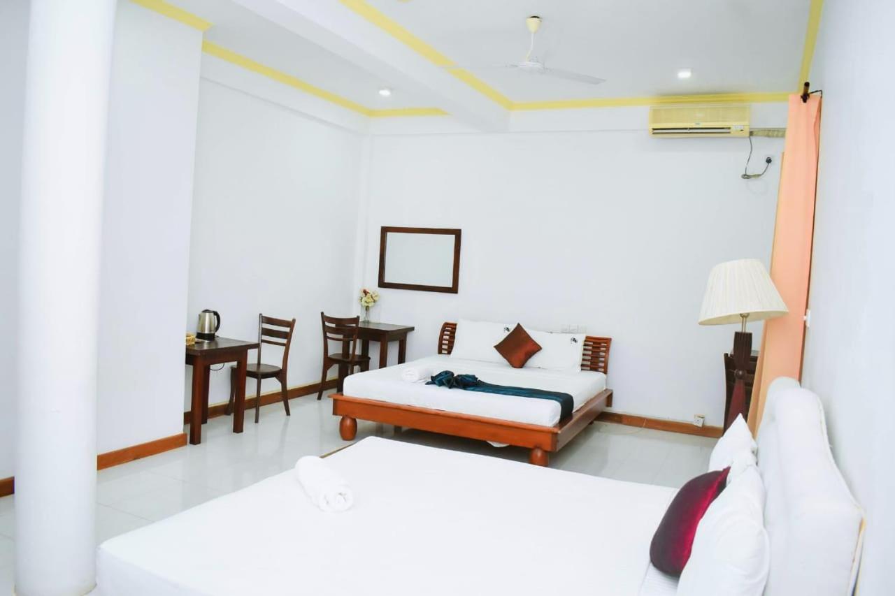 Hotel Sobana Lake Front Udawalawe Ngoại thất bức ảnh