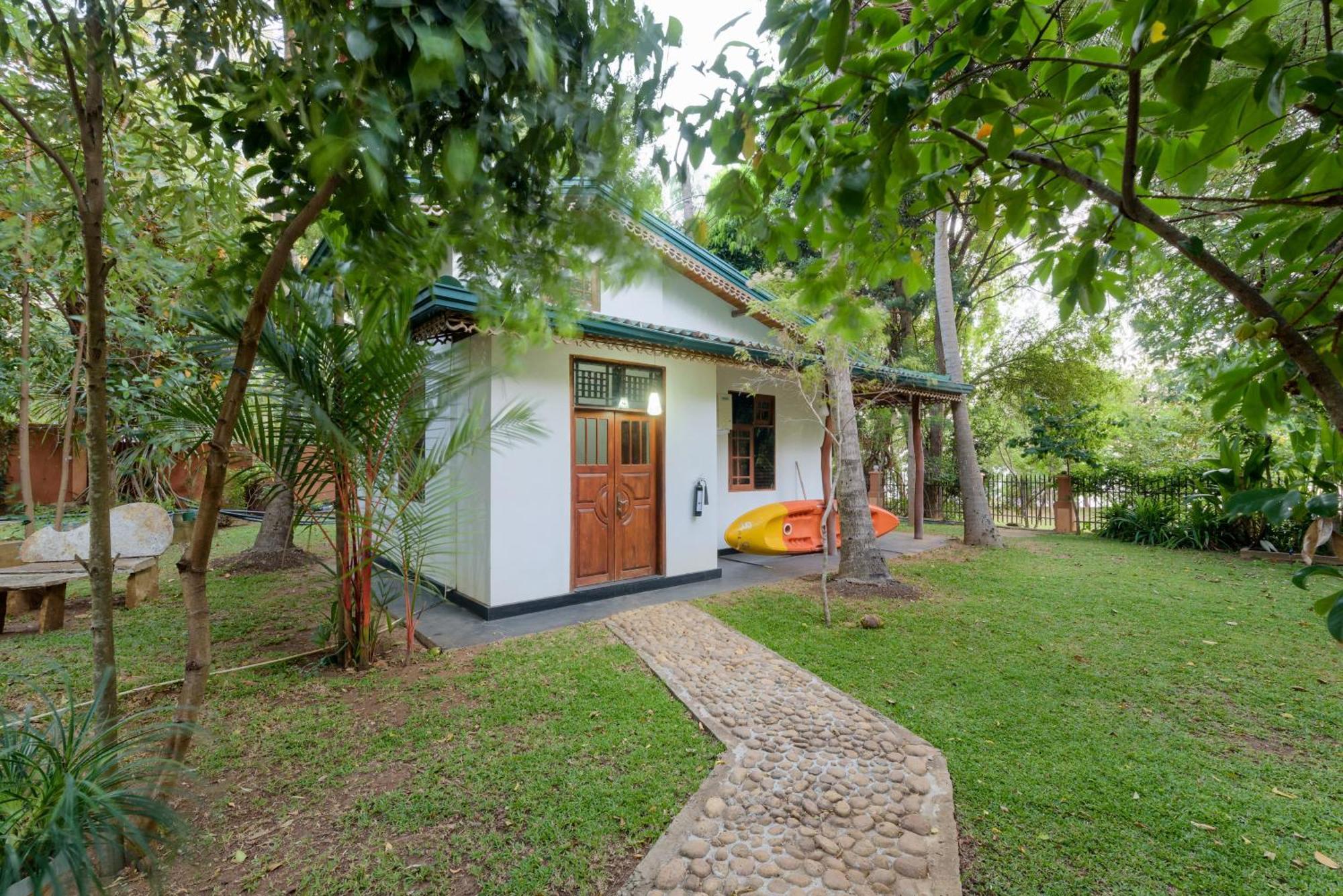 Hotel Sobana Lake Front Udawalawe Ngoại thất bức ảnh