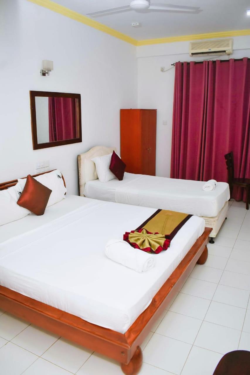 Hotel Sobana Lake Front Udawalawe Ngoại thất bức ảnh