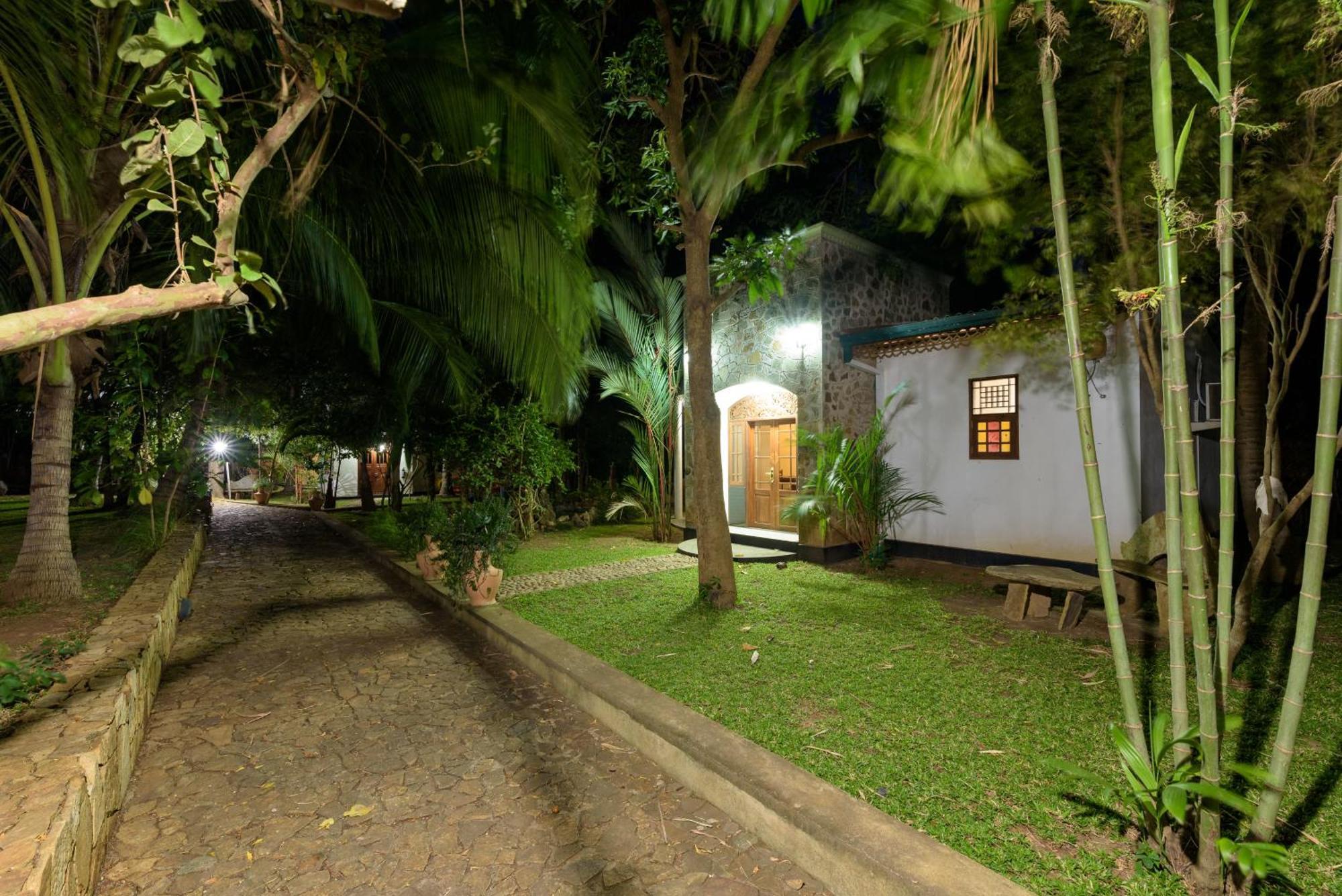 Hotel Sobana Lake Front Udawalawe Ngoại thất bức ảnh