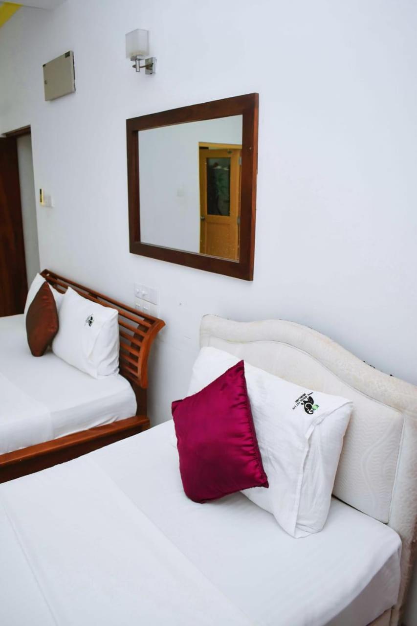 Hotel Sobana Lake Front Udawalawe Ngoại thất bức ảnh