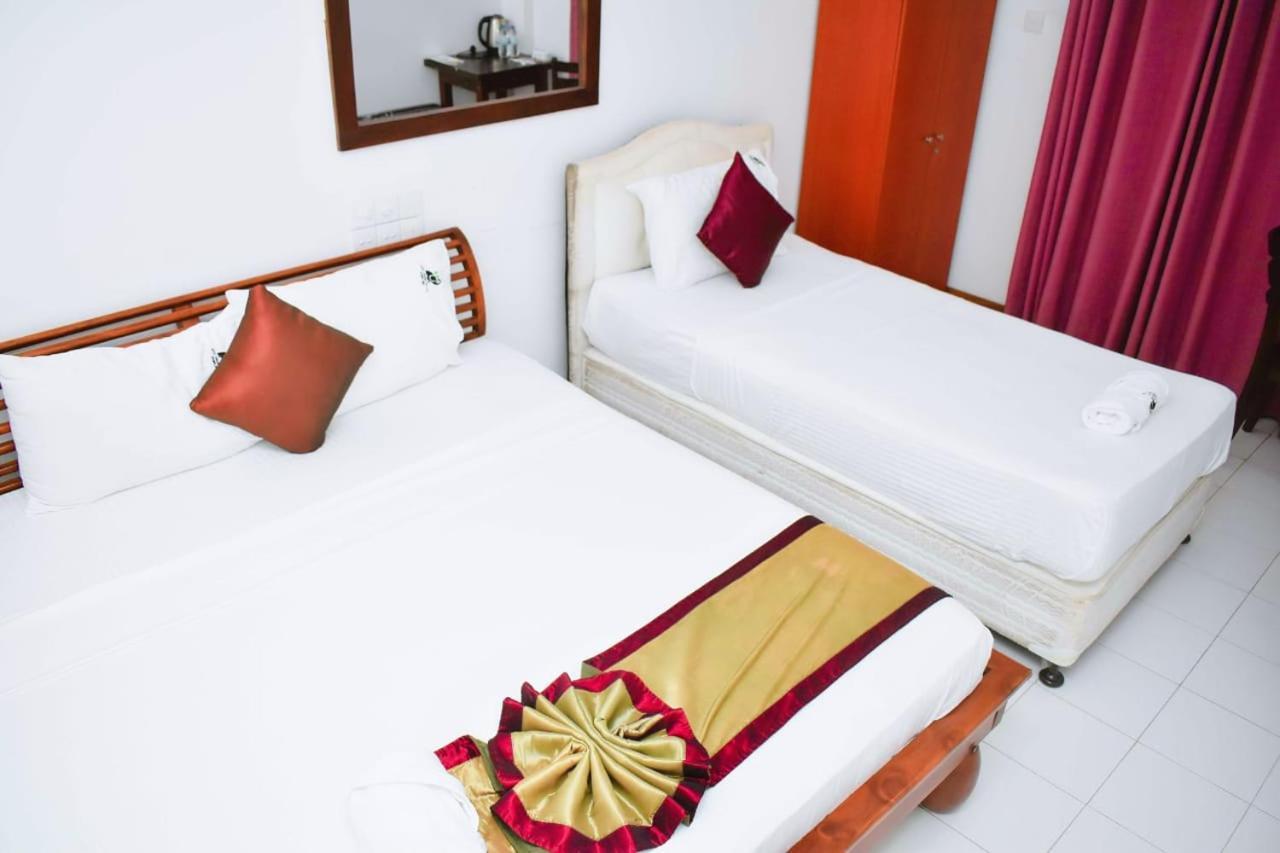 Hotel Sobana Lake Front Udawalawe Ngoại thất bức ảnh