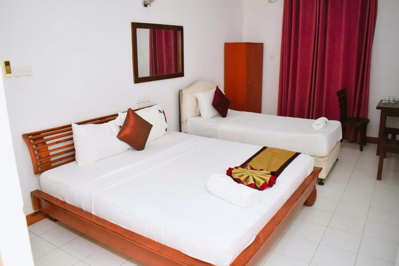Hotel Sobana Lake Front Udawalawe Ngoại thất bức ảnh