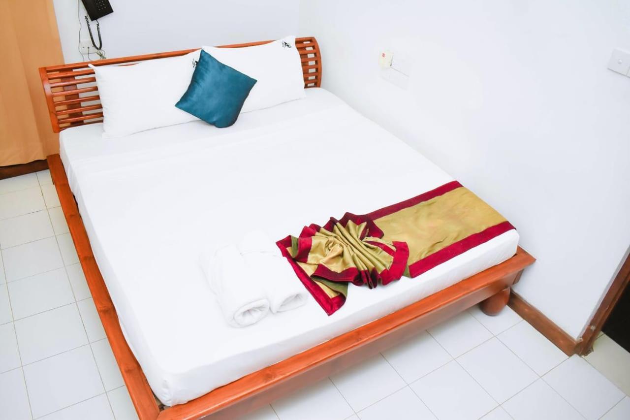 Hotel Sobana Lake Front Udawalawe Ngoại thất bức ảnh