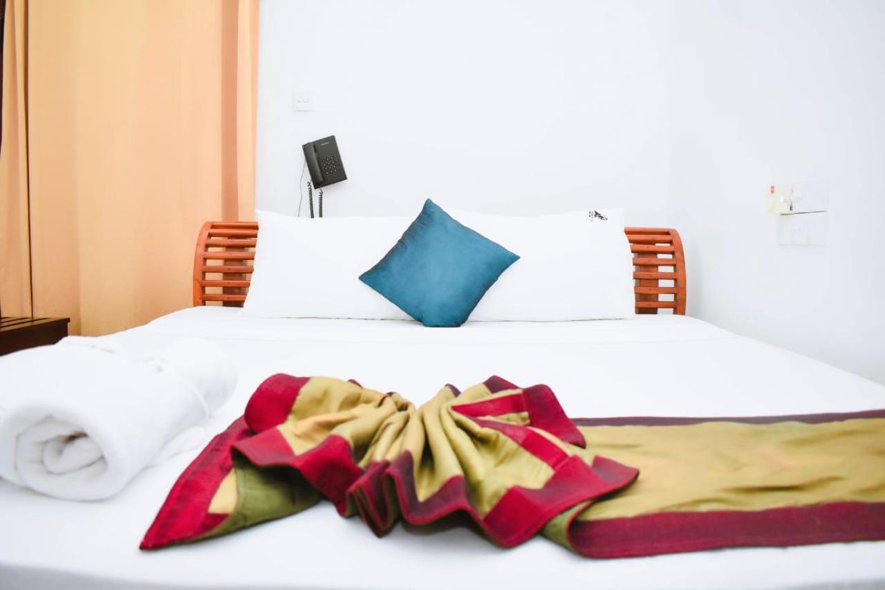 Hotel Sobana Lake Front Udawalawe Ngoại thất bức ảnh