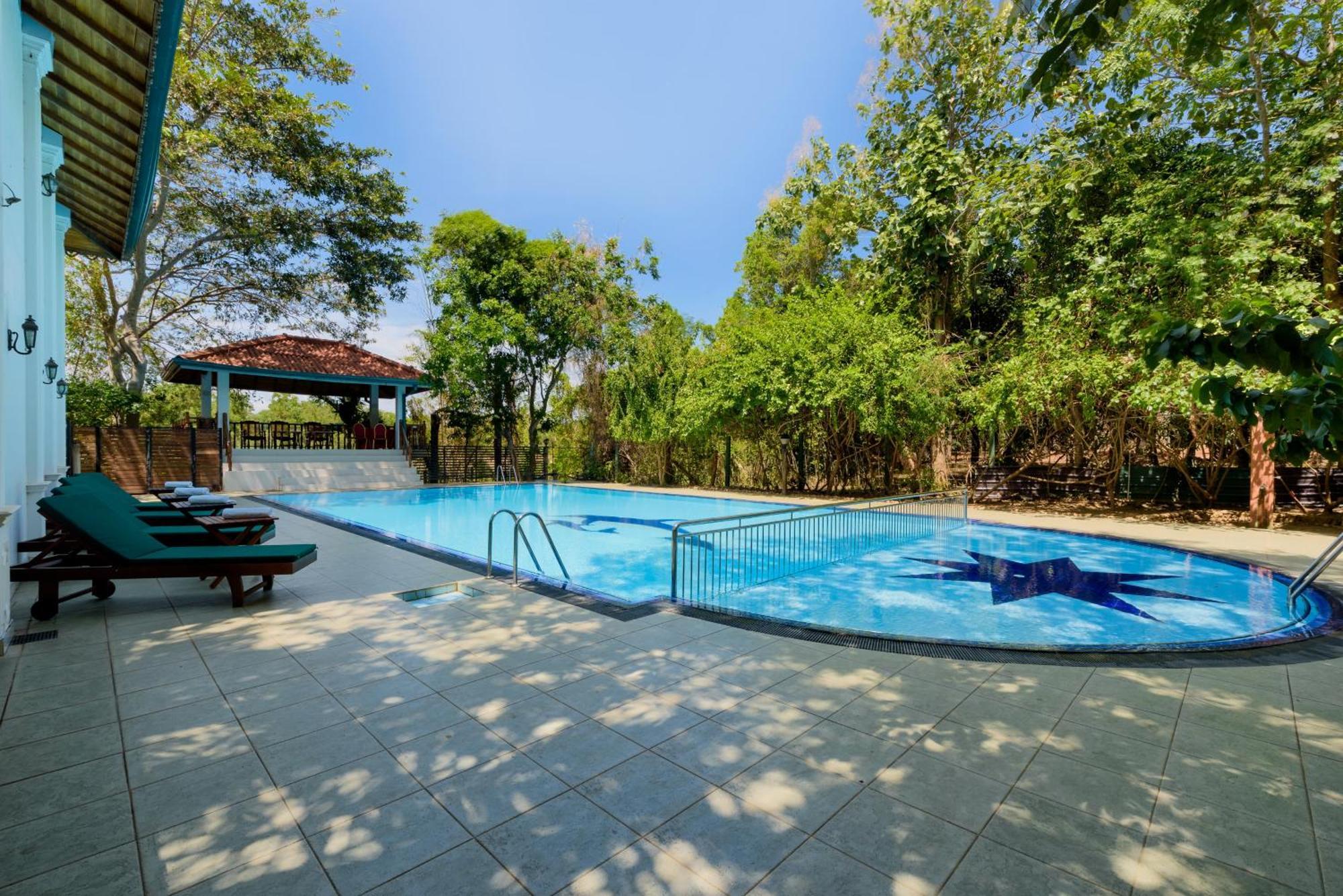 Hotel Sobana Lake Front Udawalawe Ngoại thất bức ảnh