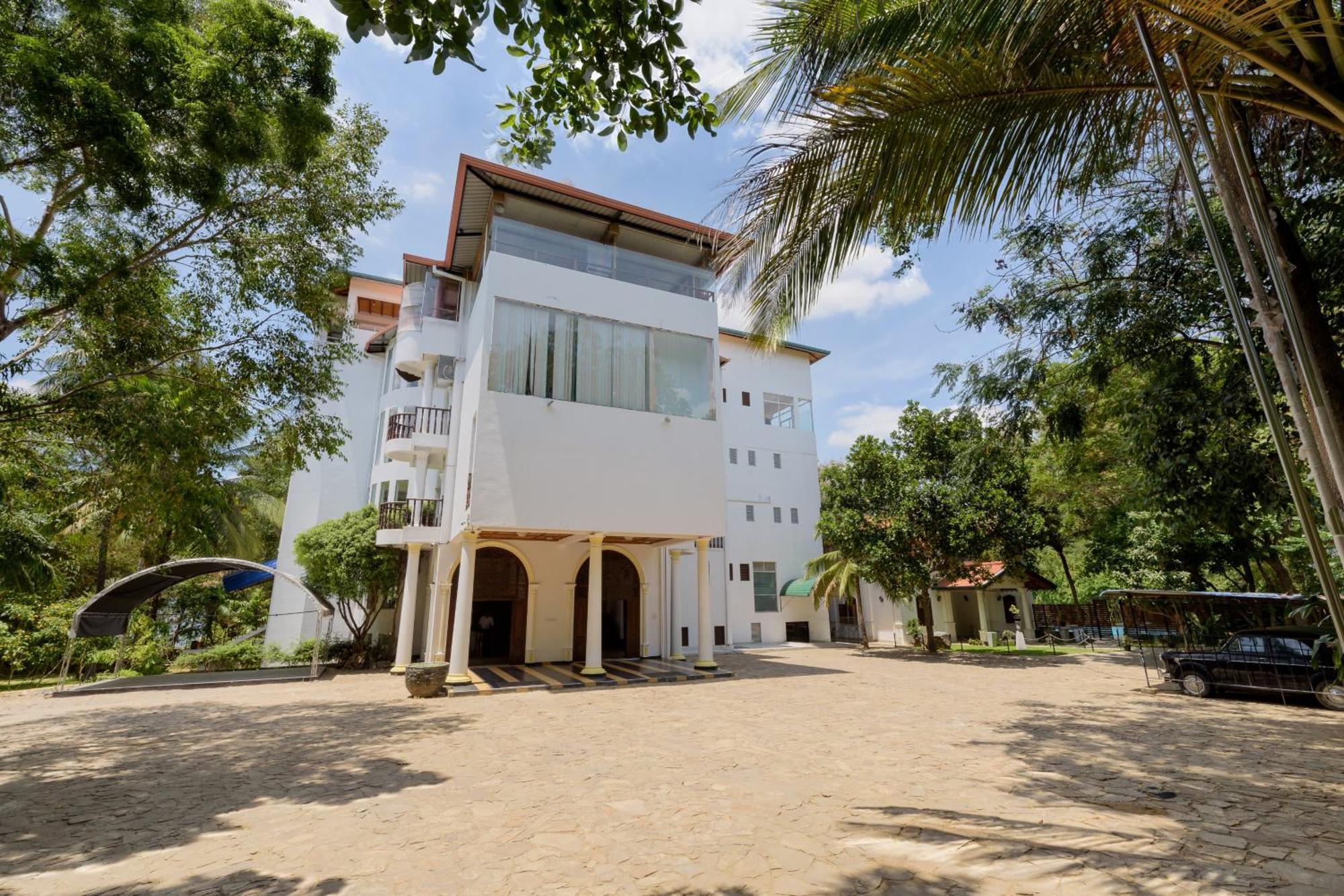 Hotel Sobana Lake Front Udawalawe Ngoại thất bức ảnh