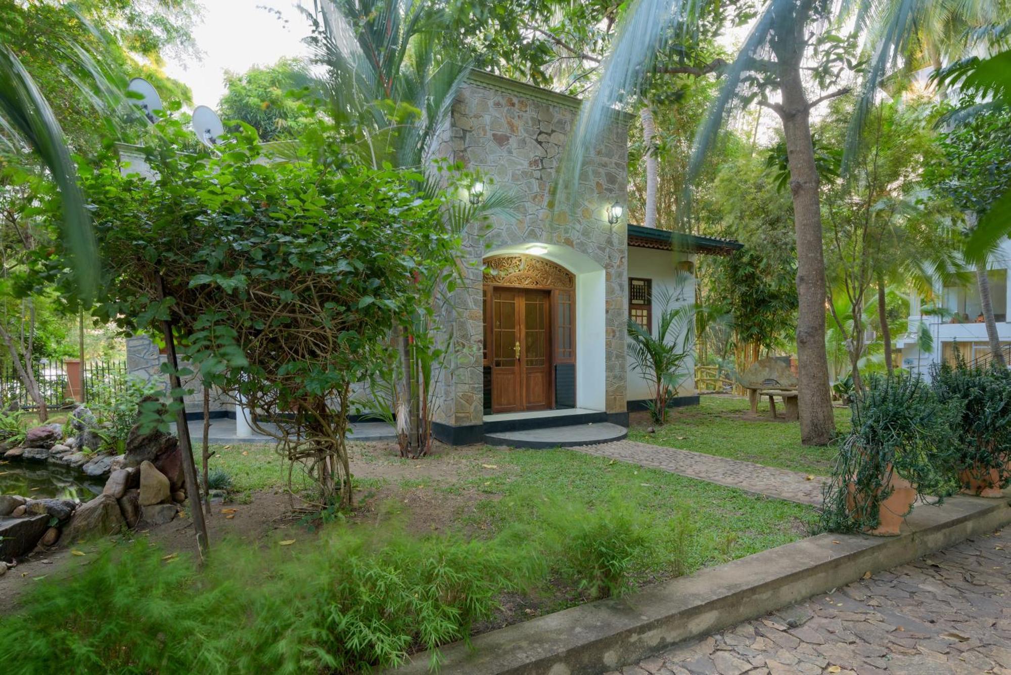 Hotel Sobana Lake Front Udawalawe Ngoại thất bức ảnh