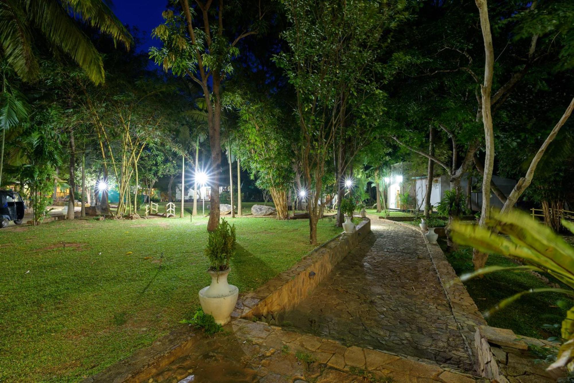Hotel Sobana Lake Front Udawalawe Ngoại thất bức ảnh
