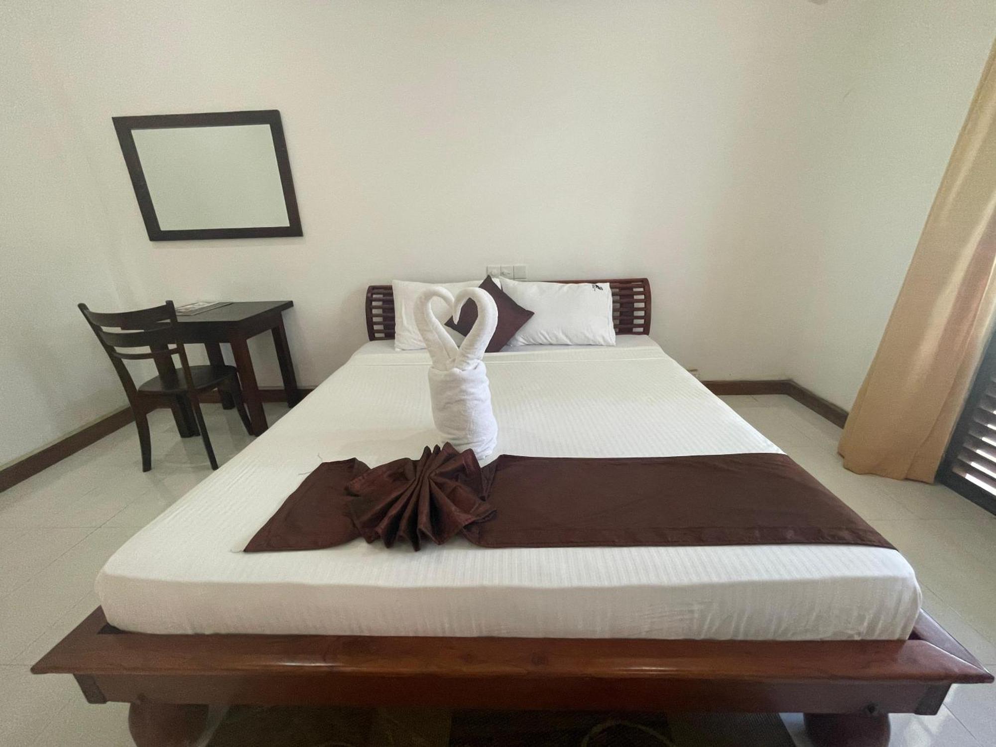 Hotel Sobana Lake Front Udawalawe Ngoại thất bức ảnh