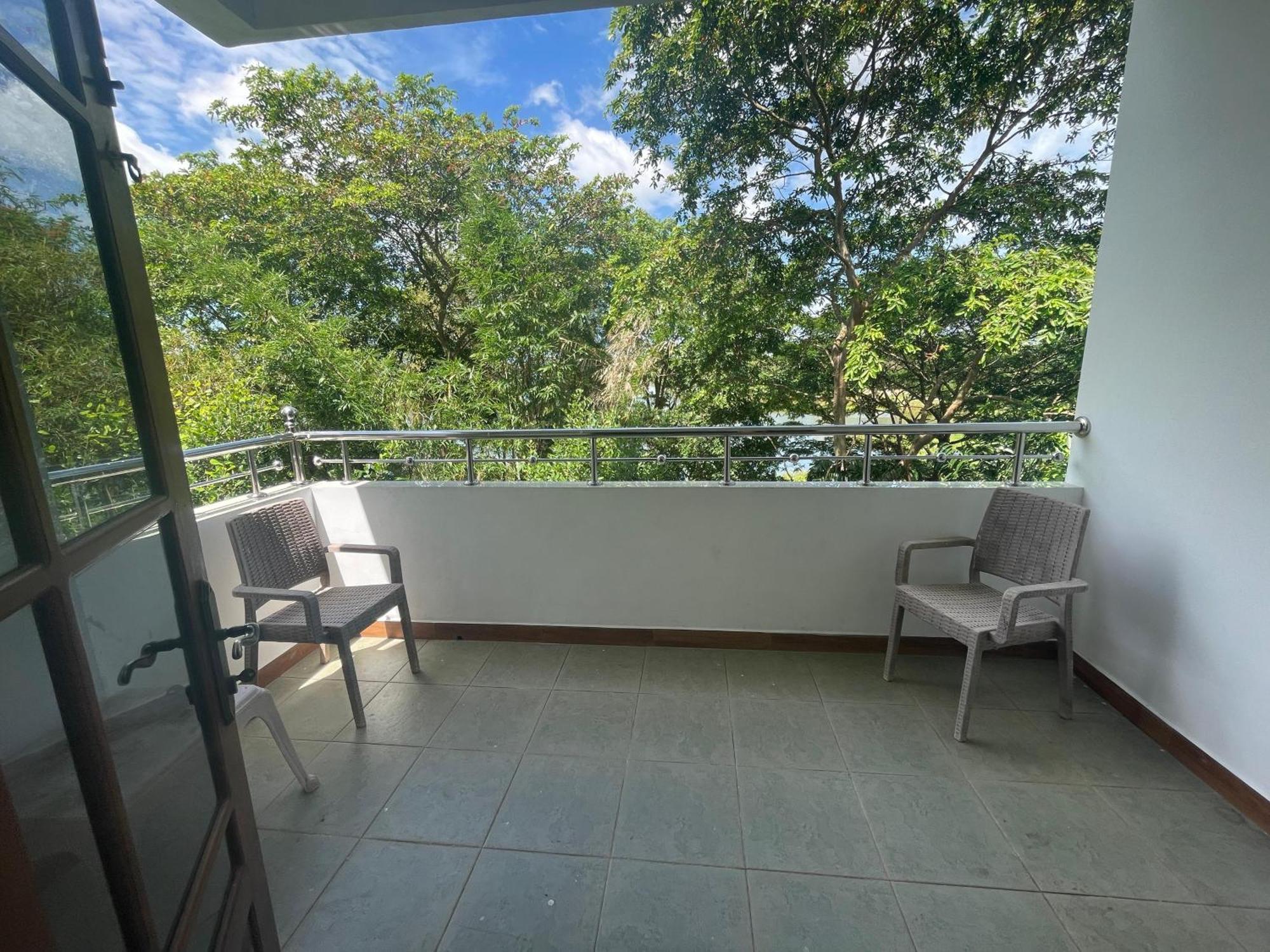 Hotel Sobana Lake Front Udawalawe Ngoại thất bức ảnh